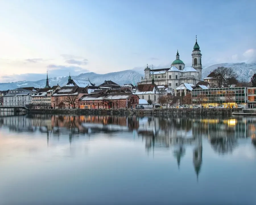 IT-Jobs Kanton Solothurn: Blick über die Aare auf die St. Ursen-Kathedrale