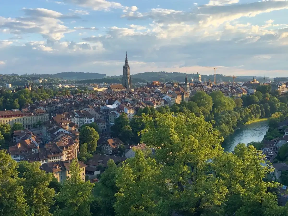 IT Jobs in Bern: Blick auf das Berner Münster und den Gurten